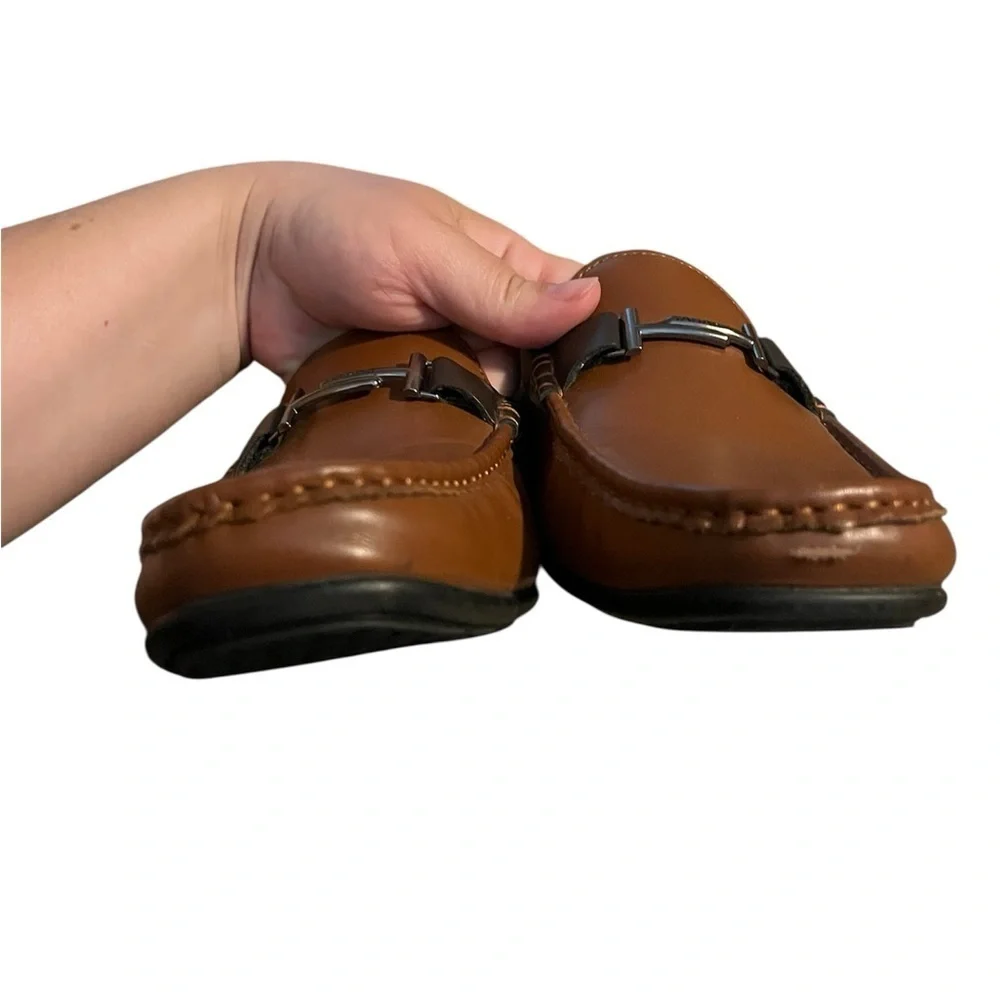 Tahari Elegant Brown Leather Loafers with Black Accents Size 7